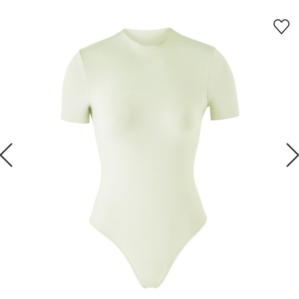 NWT SKIMS essential t-shirt body suit. Color pistachio. Size s/m